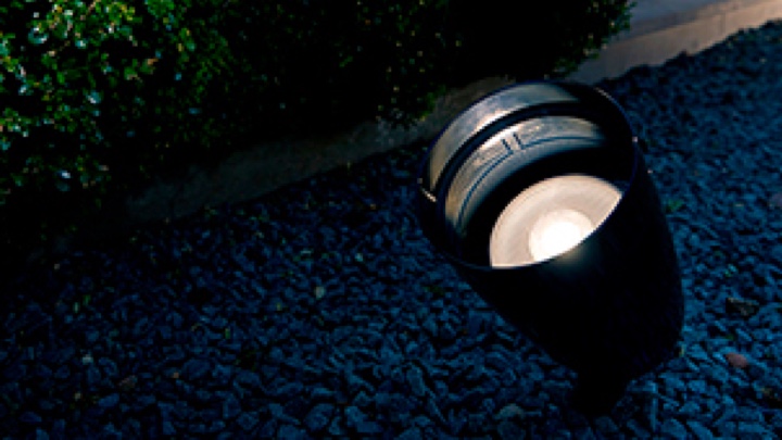 Bahçeyi aydınlatan Philips LED projektör aydınlatması